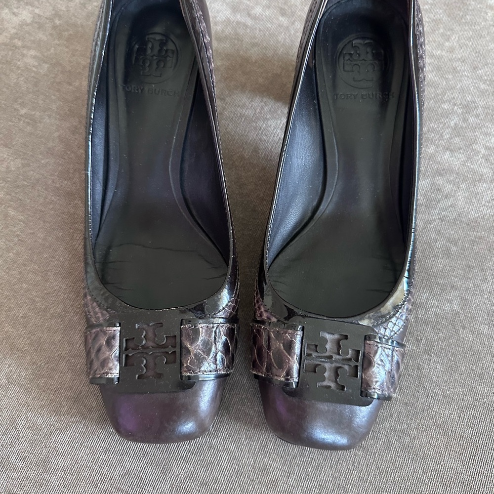 Tory Burch Black and Brown Heels with Sophisticated Design